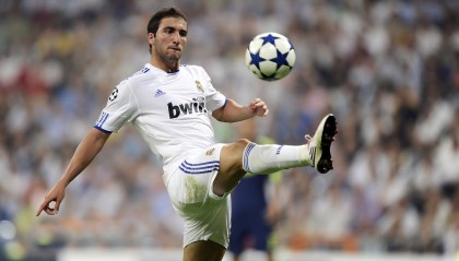 开云体育平台-热刺中卫表现抢眼，防守端稳定提升，热刺中后卫引援