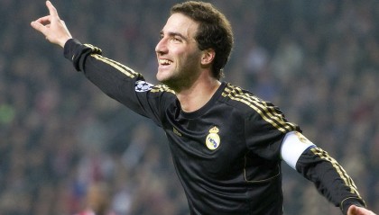 开云体育入口-关键封盖：李磊封阻对手最后冲击，稳住胜局！