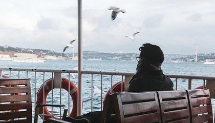 开云官方-伊朗队中场贝尔特拉在巴黎奥运会上展现出强大的进攻组织能力，伊朗拉什特